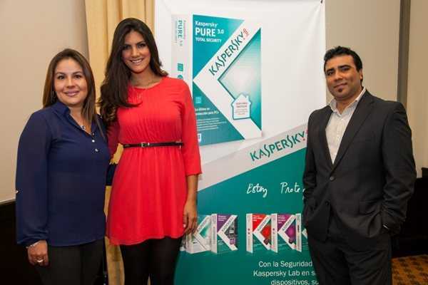 Cati Caballero junto a los representantes de la empresa